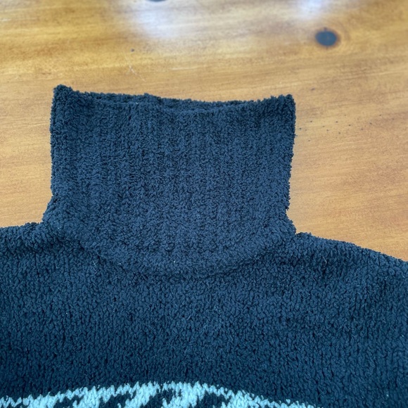 Yarnworks Black and White polyester and acrylic Sweater. Size Medium. - Picture 11 of 11